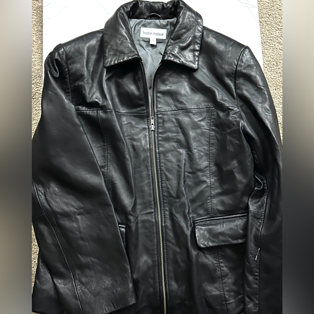Classic Black Leather Jacket with Streamlined Design